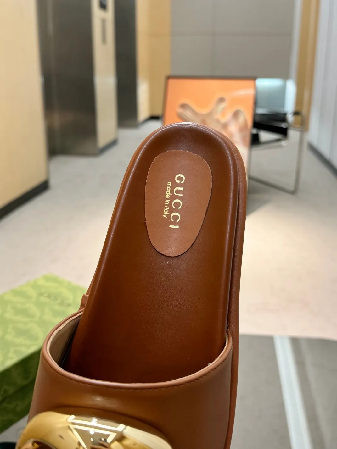 👟👟Ex-factory price 460👟👟 Shipped all year round, Gucci's latest limited edition thick-soled slippers. Top quality for sale. Purchase genuine product for development. The material and workmanship are consistent with the original. Upper: cowhide. Lining: dyed sheepskin. Outsole: Italian private model outsole. Size: 35-43M standard size. 41, 42, 43 are also custom-made and cannot be returned or exchanged. Sole thickness: 5.5cm. Forefoot 4cm.